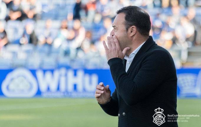 Cae el primer técnico en la Segunda División B y suena Salmerón para sustituirle