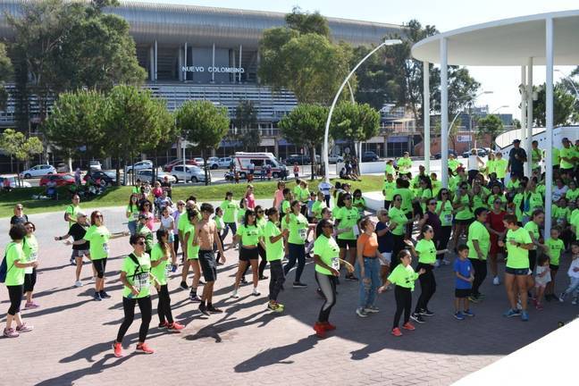 Más de 2.000 personas marchan contra el cáncer en Huelva