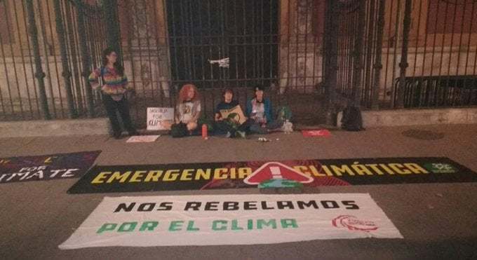 Activistas medioambientales de Huelva, Sevilla y Cádiz se encadenan ante el Parlamento
