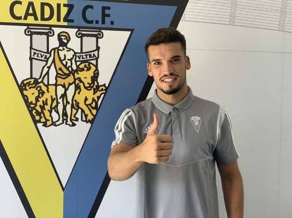 Pavón se lleva al Cádiz B al central que el Recreativo querría tener