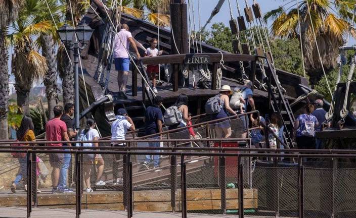El Muelle de las Carabelas supera por primera vez en agosto los 40.000 visitantes