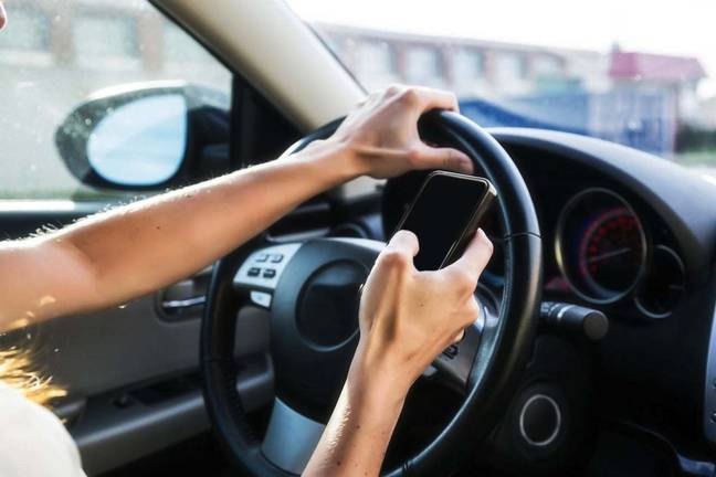 Tráfico lucha contra las distracciones al volante tras más de 1.100 heridos en accidentes en Huelva en 2018