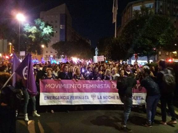 La noche de Huelva también es violeta