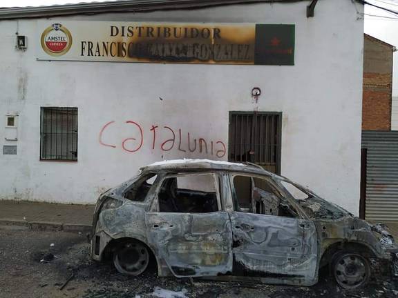 Un coche arde en Cumbres Mayores bajo una pintada alusiva a Cataluña