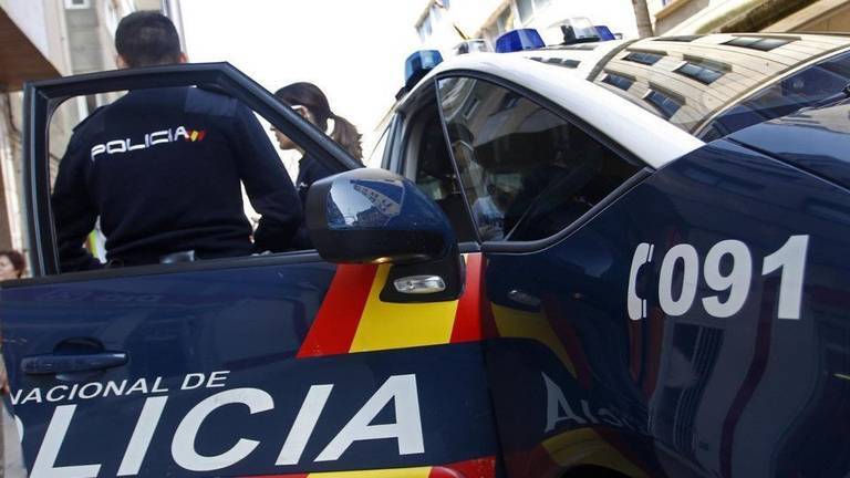 Agreden a una agente tras identificar a una pareja que hacía sexo oral en pleno centro