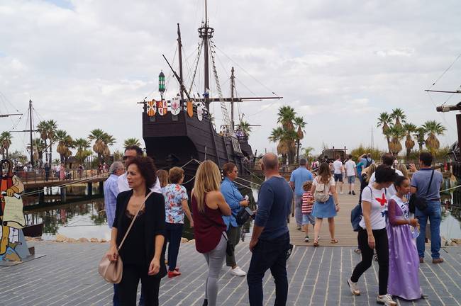 Música, baile, carnaval y talleres en el Muelle de las Carabelas