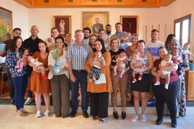 Palos entrega 9 cheques bañera y 13 bebés