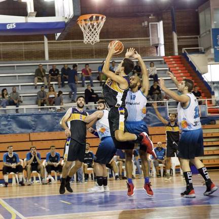 El Enrique Benítez arranca con triunfo, pese al fango del segundo tiempo (73-69)