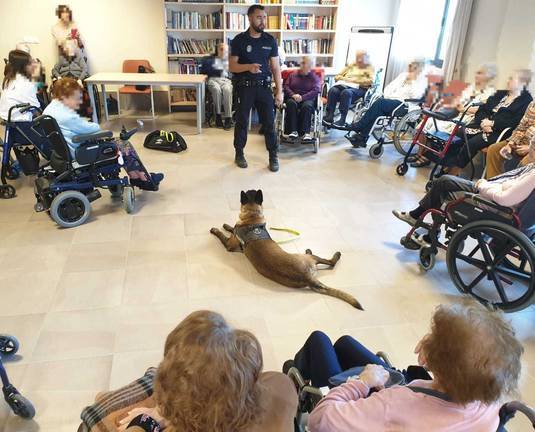 Los mayores de Aljaraque conocen a la Unidad Canina policial