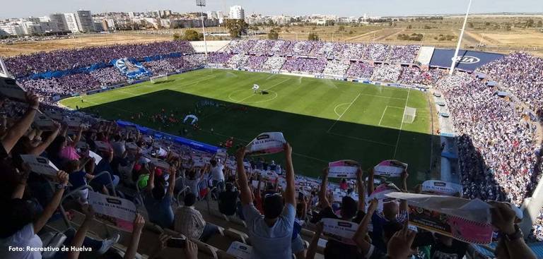 ¿Se acabó el fumar viendo un partido del Recreativo?