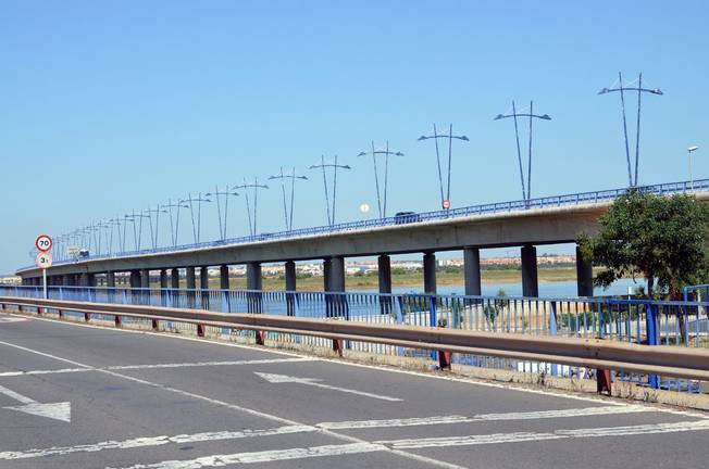 El Puente del Odiel vuelve a estar iluminado