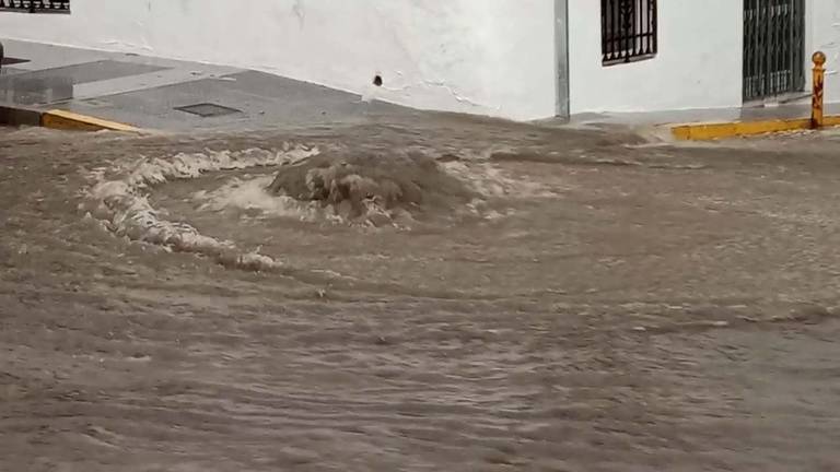 Una tromba de agua anega las calles de Aracena