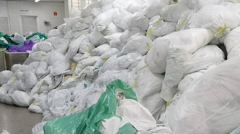 25 toneladas de ropa sucia se acumulan en el Juan Ramón Jiménez