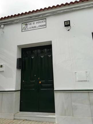 Lanzan huevos contra la sede del PSOE en La Palma del Condado