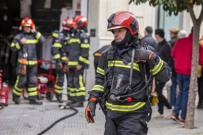 Los bomberos sofocan un incendio en una frutería de la capital