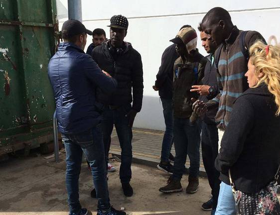 La seguridad privada desaloja a los inmigrantes que resistían en el estadio de Lepe