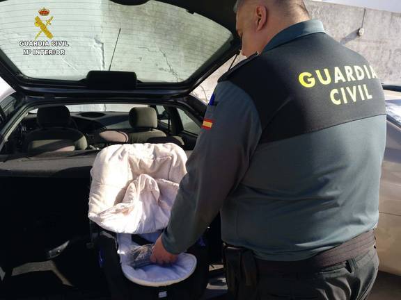 Esconde medio kilo de hachís en un carrito de bebé