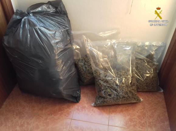 Detenido por llevar más de 16 kilos de mariahuana en el maletero