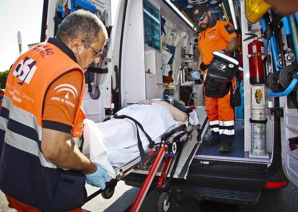 Herida una mujer en un accidente entre un coche y una moto en la capital