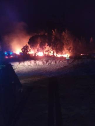Bomberos trabajan en la extinción de dos incendios en Almonte y Beas