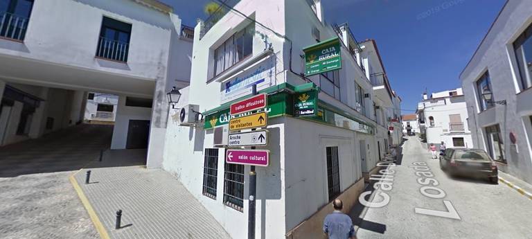La mitad de los vecinos de Aroche se queda sin oficina bancaria