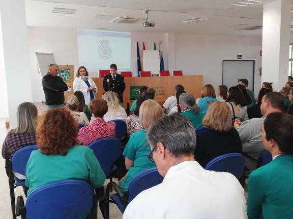 La Policía Nacional enseña a médicos y enfermeros a prevenir agresiones