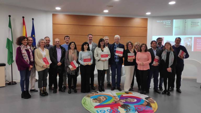 Un libro conmemora el primer cuarto de siglo de la Onubense