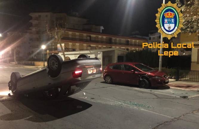 Vuelca tras chocar con un coche estacionado en Lepe y da positivo en alcoholemia