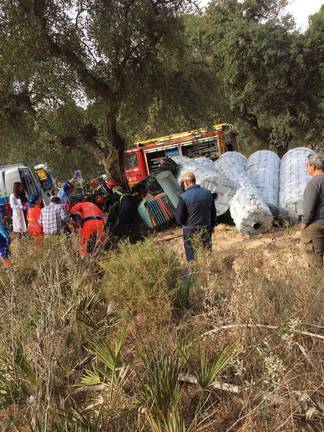 Queda atrapado tras volcar su tractor en Rociana