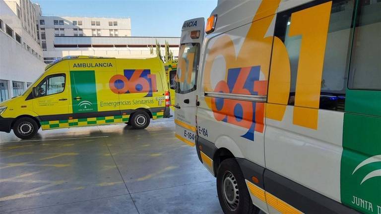 Una joven fallecida y tres personas heridas en un choque frontal en la capital