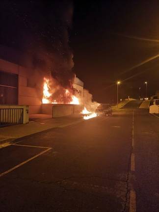 La Policía de Almonte evita que un vehículo salga ardiendo