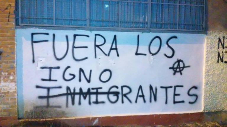Así convierten una pintada racista en un grito contra su autor
