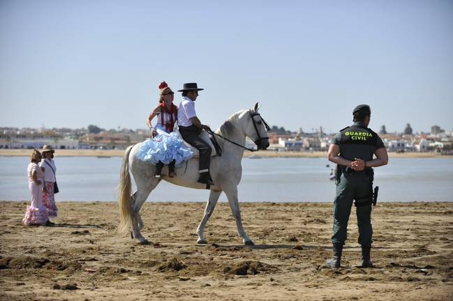 Sancionan a un guardia civil por no ayudar a su compañera mientras la agredían en El Rocío