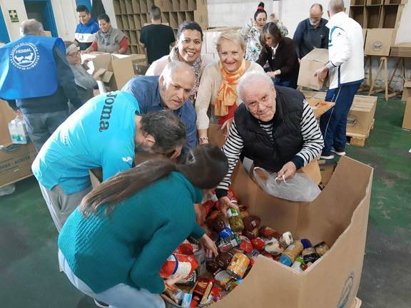 Comienza la clasificación de los 120.000 kilos de alimentos recogidos en Huelva