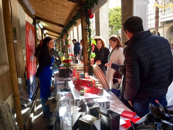 Aceites de oliva y conservas anuncian la Navidad en los soportales de Diputación