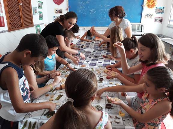 Ayuntamiento y Cáritas unen fuerzas en pro de la infancia y las personas sin hogar