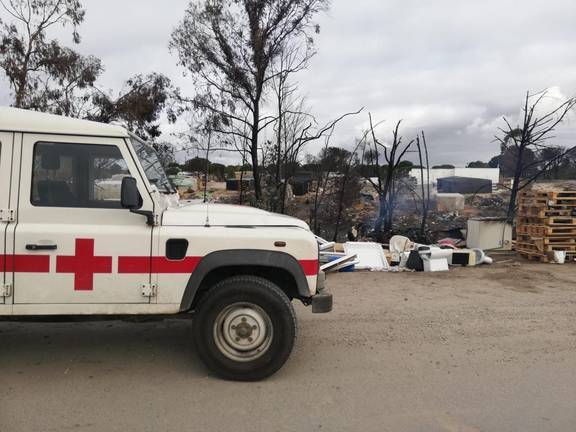 Buscan residencia para dos heridos en el incendio de chabolas de Palos