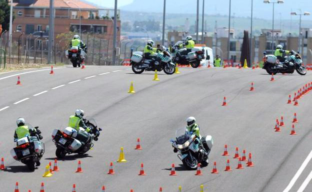 50 motos de la Escuela de Tráfico de la Guardia Civil de Mérida recorren la provincia