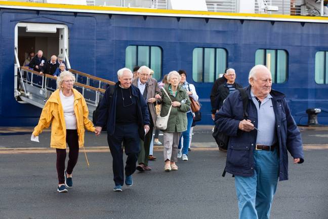 Desembarcan en Huelva los más de 800 cruceristas del ‘Ms Spirit of Discovery’