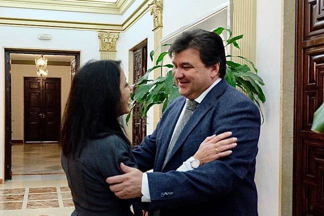 La presidenta del Parlamento aborda las necesidades de Huelva