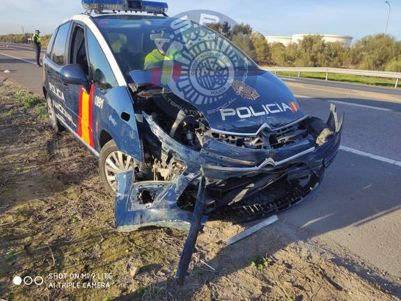 Un coche de la Policía, destrozado tras la persecución a un furgón robado