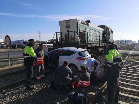 Un vehículo colisiona con un tren de mercancías en Palos y deja dos heridos