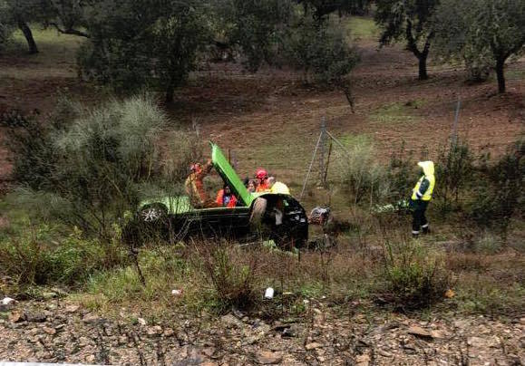 Trasladan a Sevilla a una persona herida tras salirse con su coche en Santa Olalla