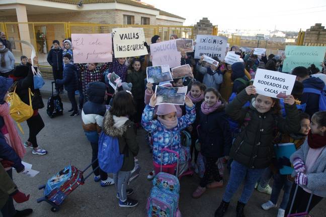 El colegio La Higuerita protesta por las aguas fecales que inundan sus pistas deportivas