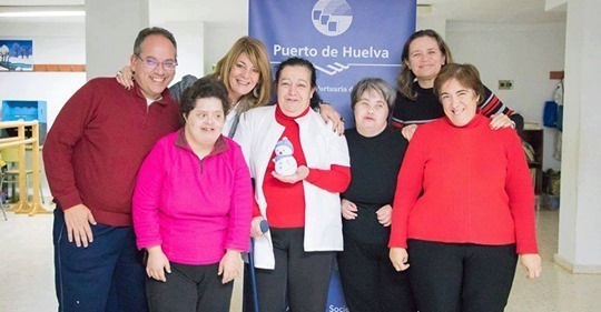 Juguetes para las familias con pocos recursos gracias a ‘Voces del Conquero’ y el Puerto