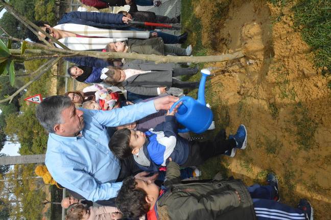 Alumnos de Palos plantan árboles en el Día Mundial de la Educación Ambiental
