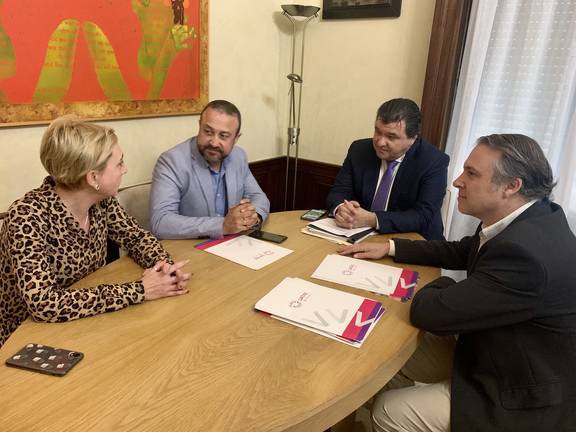 Los autónomos abordan sus demandas con el alcalde de Huelva