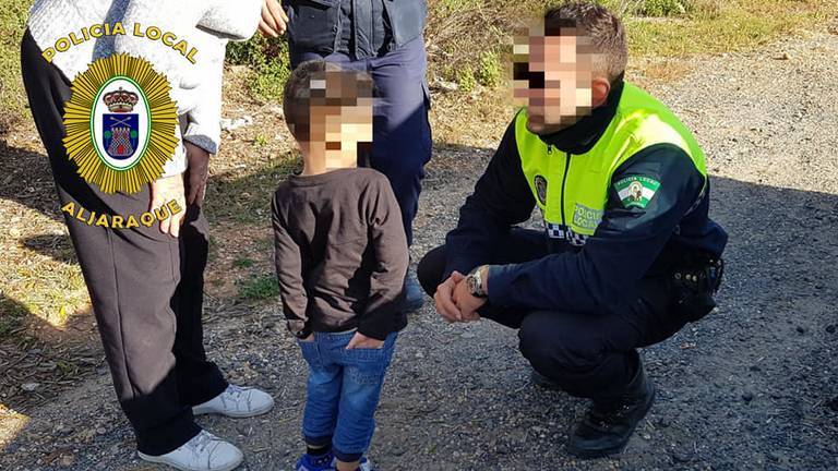 La Policía de Aljaraque encuentra a un niño de tres años perdido junto al canal de agua