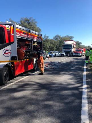 Dos fallecidos en un choque frontal entre un coche y un camión cargado de cerdos en Cala