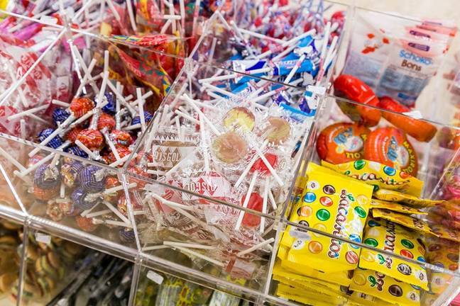 A la cárcel 21 meses por vender droga en su tienda de chucherías de Moguer
